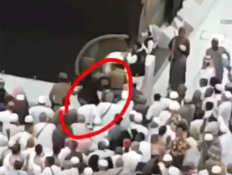 بالفيديو/ تصرف غير لائق لرجل أمن في السعودية...أمسك بمُعتمرة ودفعها إلى الوراء بينما كانت تحاول الوصول للحجر الأسود