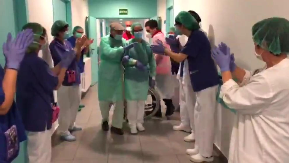 بالفيديو/ شفاء مسن إسباني يبلغ 93 عاماً من فيروس كورونا وسط ترحيب وتحية من الفريق الطبي 