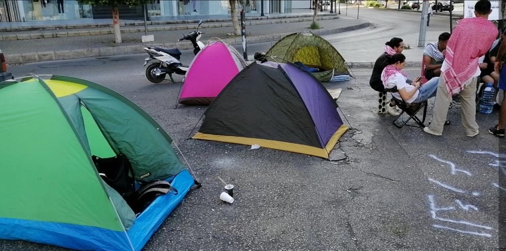 المحتجون نصبوا الخيم وباتوا ليلتهم وسط الطريق في صيدا