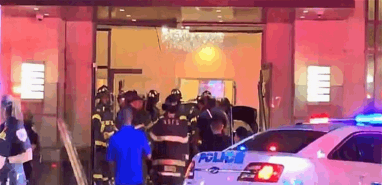 بالفيديو/ سيارة تقتحم مبنى &quot;ترامب بلازا&quot; في نيويورك