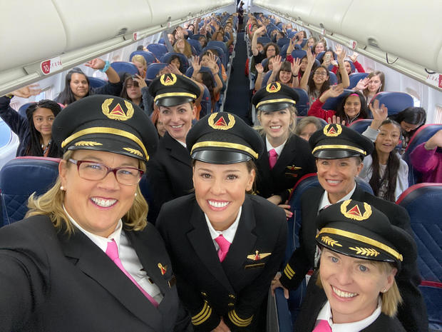 رحلة أنثوية بإمتياز لطائرة دلتا...120 فتاة توجهوا إلى مقر ناسا للإحتفال باليوم الدولي للفتيات في الطيران