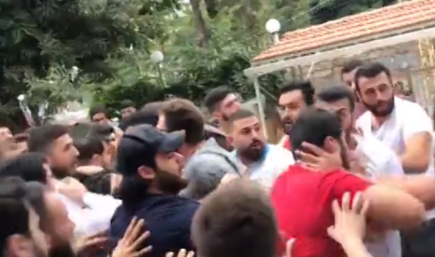 بالفيديو/ إشكال وتدافع بين الطلاب في &quot;اليسوعيّة&quot; في بيروت على خلفيّة الإنتخابات الطالبيّة
