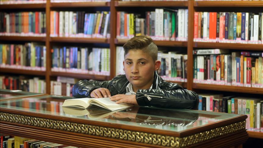 بعيداً عن &quot;الآيباد&quot;...محمد قرأ 150 كتاباً في السنة...طفل سوري يحصد جائزة &quot;القارئ الإستثنائي&quot; في تركيا