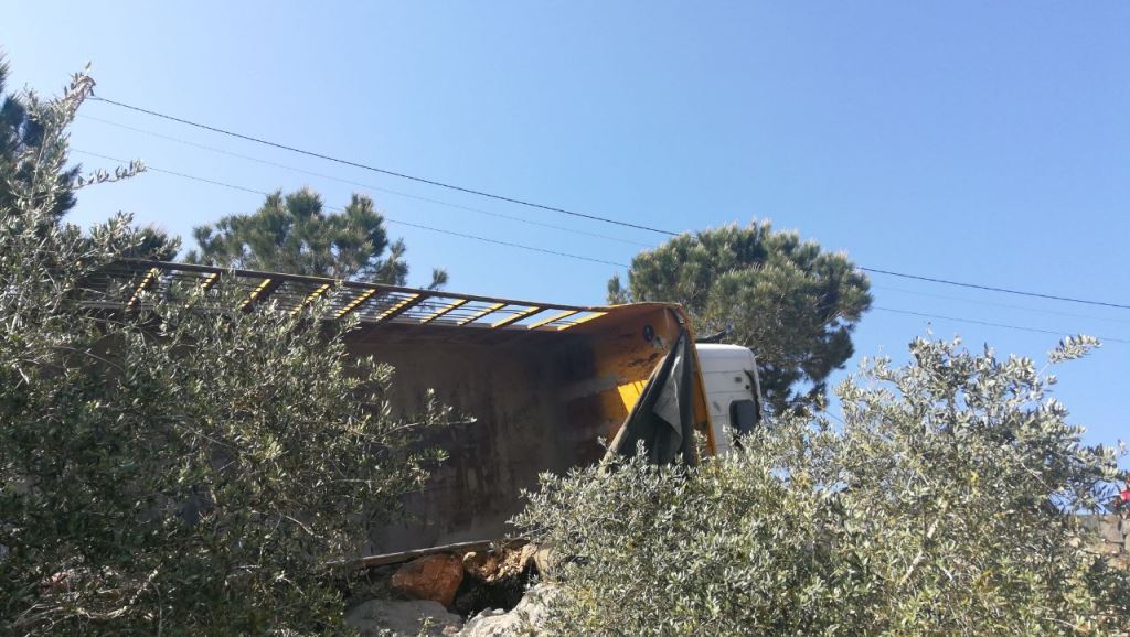بالصورة- تدهور شاحنة كبيرة في الدوير.. نجاة سائقها وعدد من المنازل السكنية بأعجوبة!