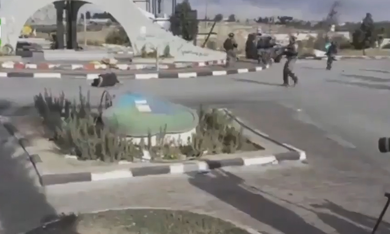 بالفيديو/ خلال بثّ مباشر...عدسة توثق لحظة استهداف جنود الإحتلال لشاب فلسطيني قرب رام الله