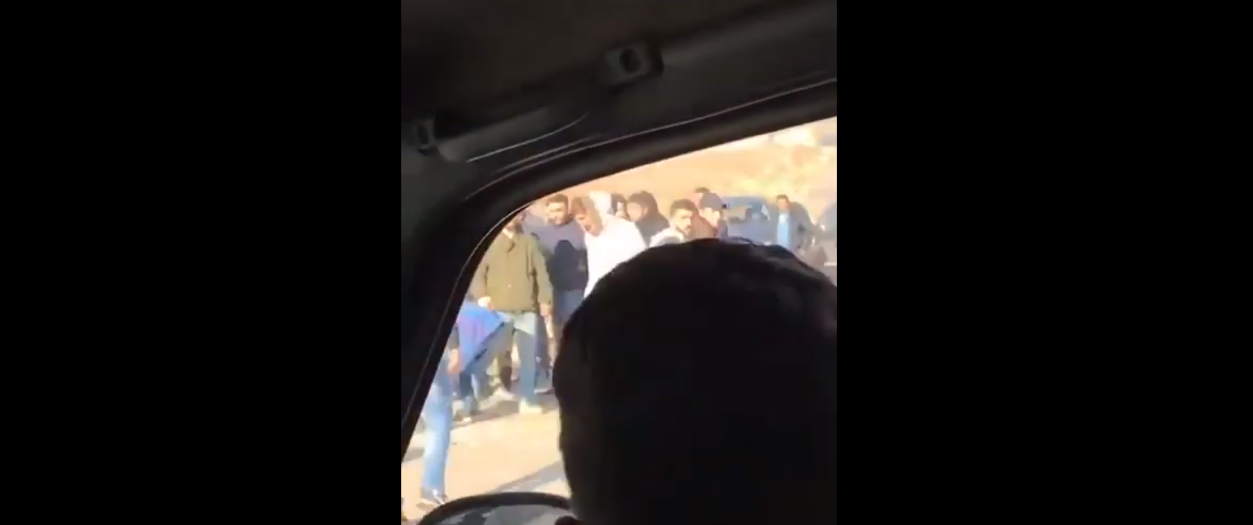 بالفيديو/ الاعتداء على باص للطلاب في سعدنايل...الأطفال صرخوا خائفين &quot;عمو رجاع&quot;