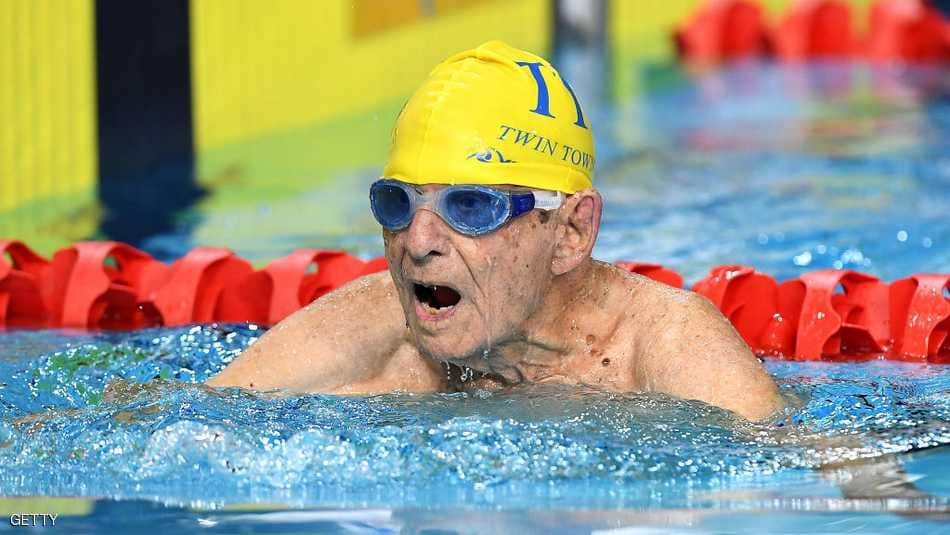 العمر ليس عائقاً...عمره 99 عاماً ويحطم رقماً قياسياً في السباحة