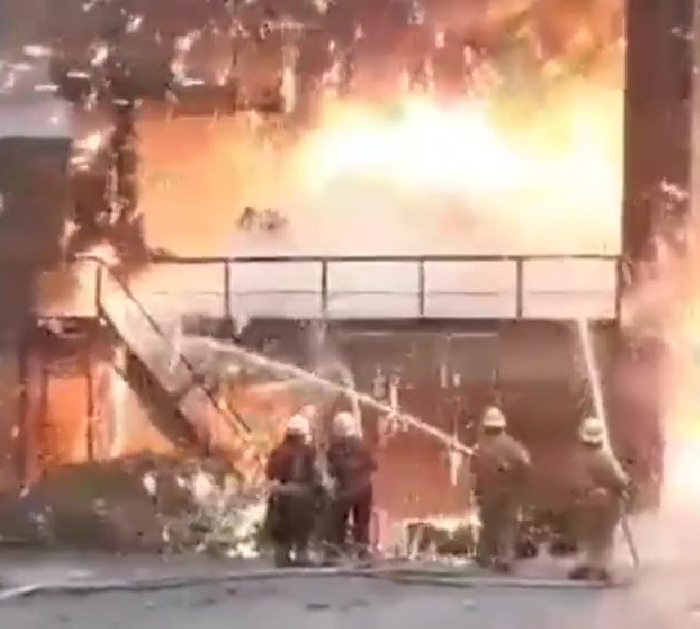 فيديو مرعب لحادثة غريبة...سقوط 2000 طن من الحديد المصهور وكتل النار على العاملين والمنقذين!