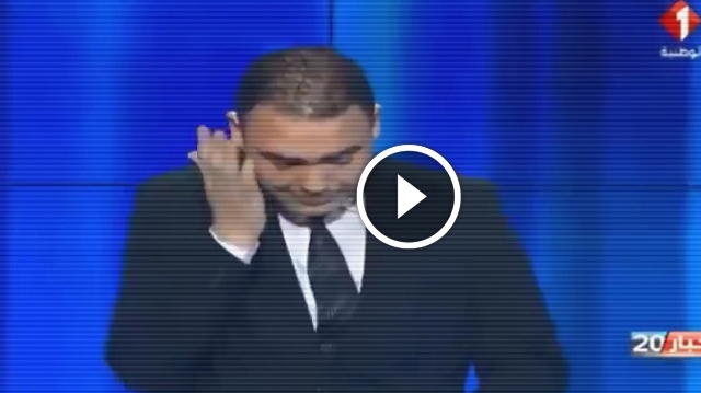 بالفيديو/ مقدم نشرة إخبارية ينهار باكياً عند قراءة خبر وفاة زميله الصحفي والمعلق الرياضي التونسي