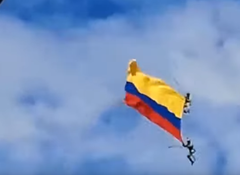بالفيديو/ لحظة مروعة أثناء سقوط عسكريان كولومبيان خلال عرض جوي اثر انقطاع حبل معلّق بمروحية كانا يتدليان منه!