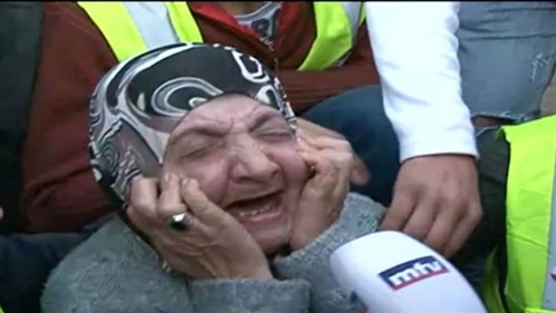 بالفيديو/ سيدة ستينية تحاول إحراق نفسها للمرة الثانية في طرابلس.. &quot;أنا عايشة بخرابة&quot;