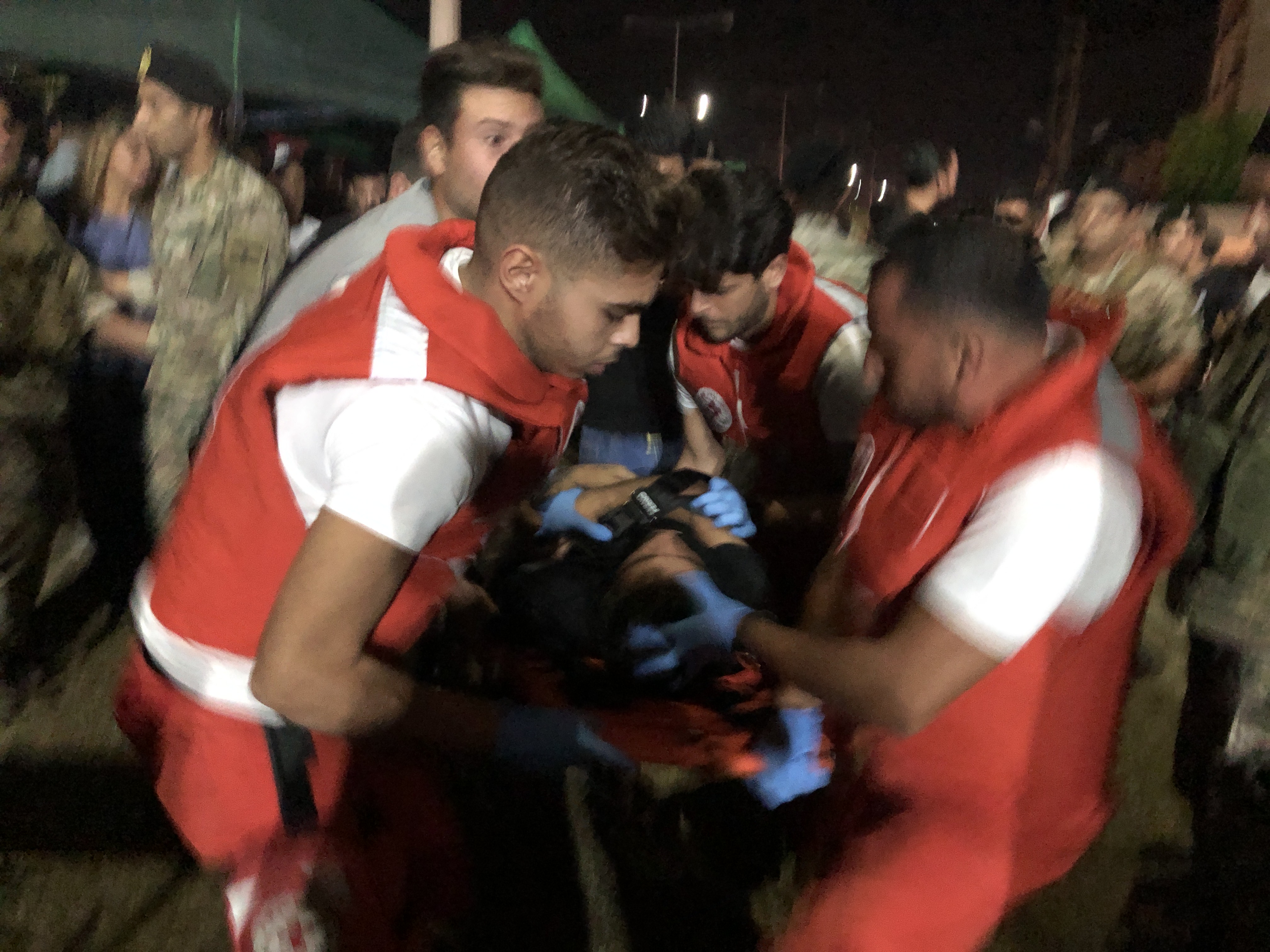 الصليب الاحمر نقل معتصماً أغمي عليه بعد إصابته بوعكة صحية عندما كان يهتف بين المحتجين في صور 