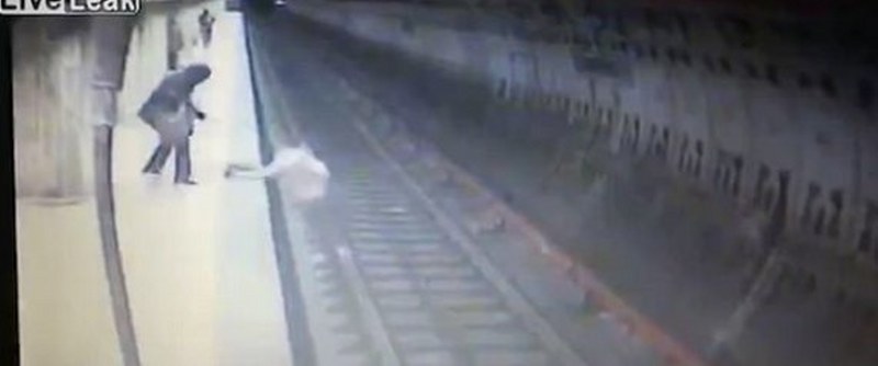 كاميرات مراقبة توثق حادثة بشعة.. امرأة تتربص بفتاة وتدفعها تحت عجلات مترو الأنفاق