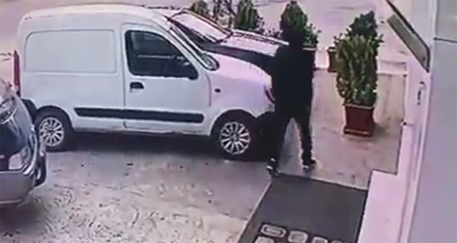بالفيديو/ في تعلبايا جلس خلف المقود، سرق السيارة وهرب!