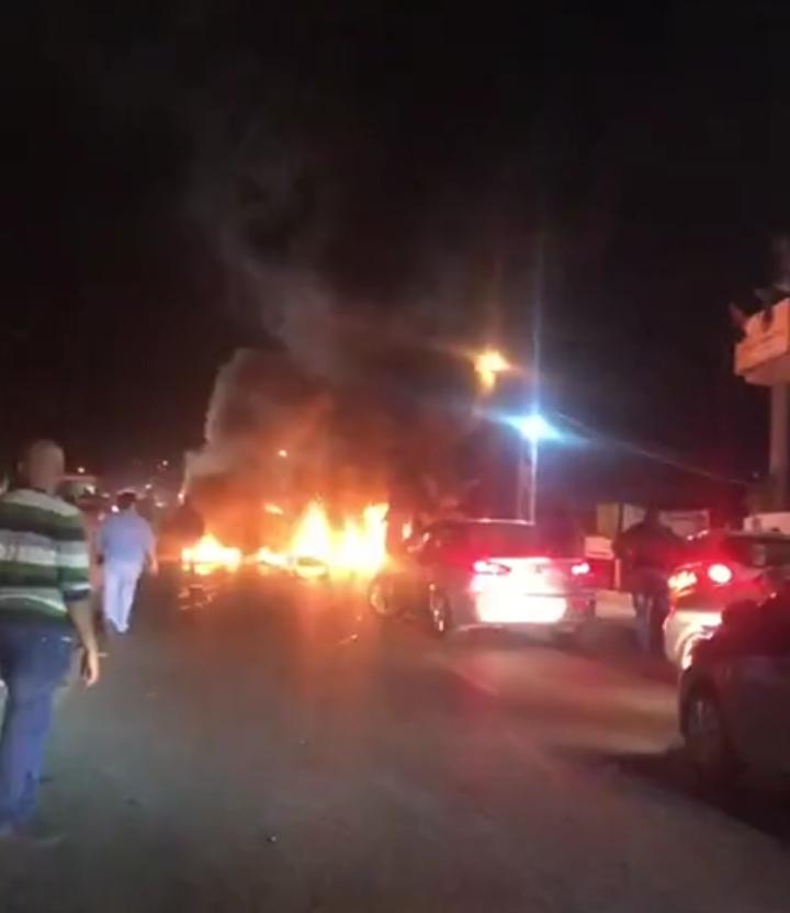 قطع محتجون طريق ضهر الوحش - عاريا قرب مركز حزب التوحيد العربي بالاطارات المشتعلة 