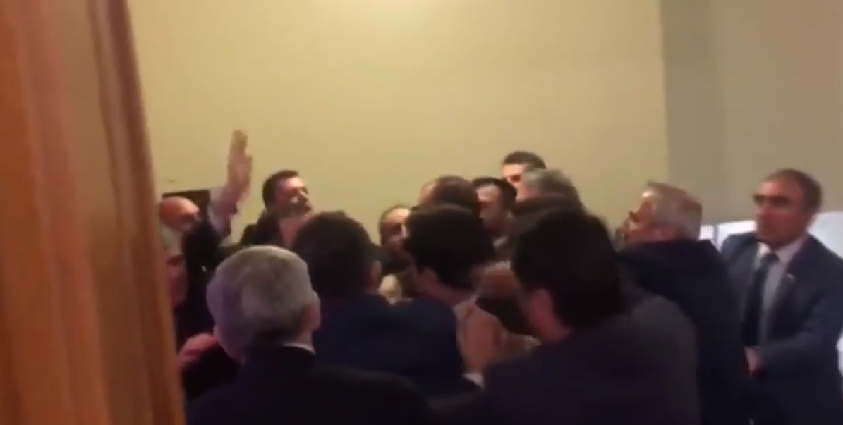 بالفيديو: عراك داخل البرلمان التركي ...تحول مقر البرلمان إلى &quot;ساحة معركة&quot;!