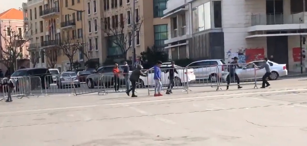 بالفيديو/ محتجّون يحاولون إعادة إغلاق الطريق أمام &quot;النهار&quot; باتجاه جامع الأمين بعد فتحها من القوى الأمنية