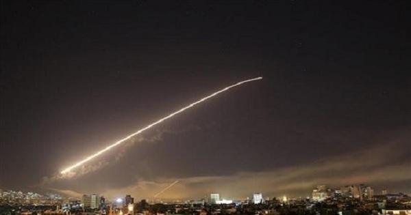 صواريخ تستهدف مواقع عسكرية للنظام بسوريا.. ودمشق ترجح ضلوع إسرائيل