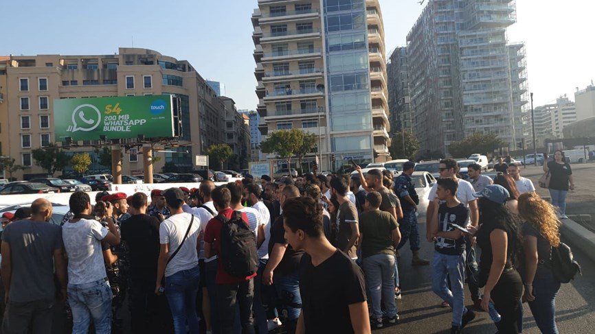 احتجاجًا على الأوضاع الاقتصادية...معتصمون يقطعون الطريق قرب ساحة الشهداء في بيروت 