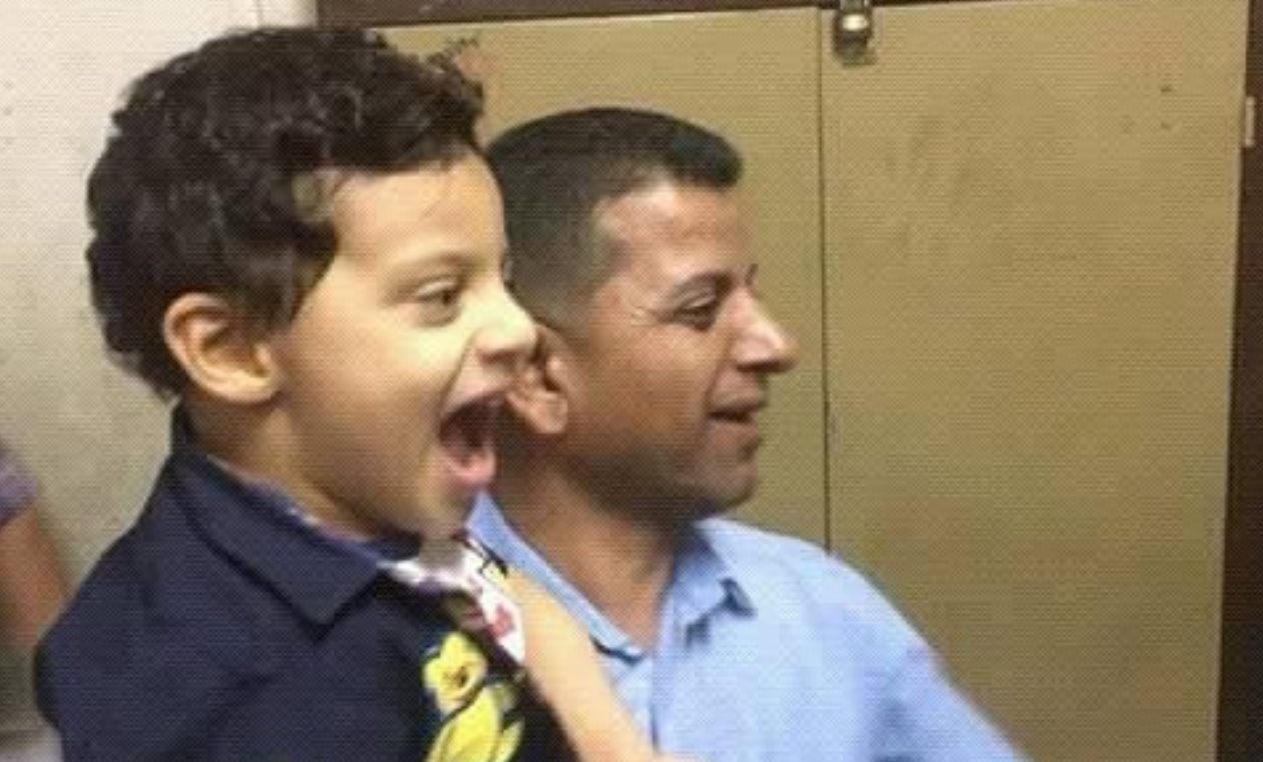 بالصور- طفل الـ4 سنوات أمام المحكمة بسبب تقبيله زميلته!