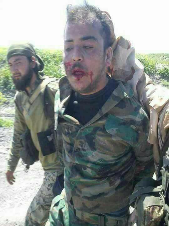 بالصور / جندي سوري مأسور على يد شقيقه في ادلب