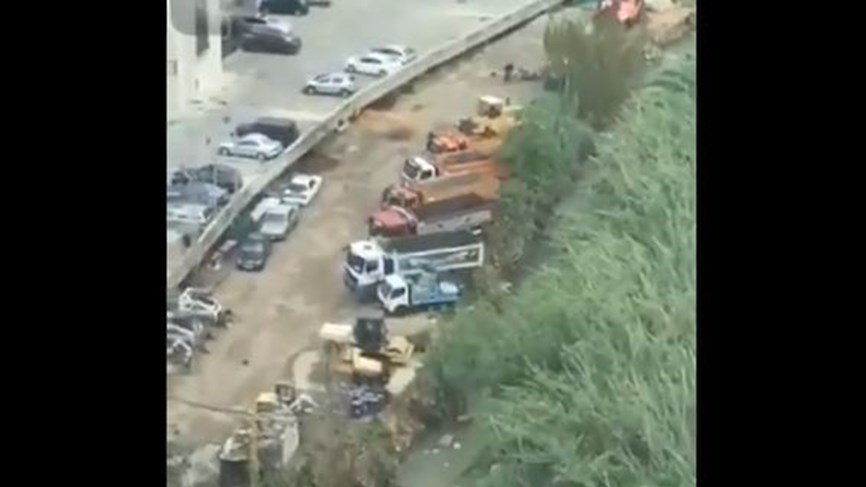 بالفيديو/ شاحنة تفرغ نايلون في مجرى نهر الفوار وجريصاتي يتحرّك: زمن السكوت ولّى!